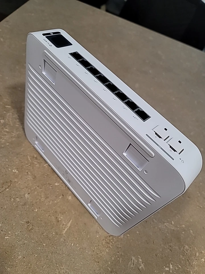 Conmutador de red Ubiquiti networks UniFi Pro 8 8 puertos Gigabit PoE++ USW-Pro-8-poe Foto 3 de 4