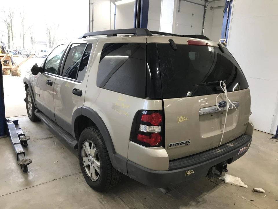 Compresor de aire acondicionado usado se adapta a: Ford Explorer 2006 6 cilindros con calefacción auxiliar y aire acondicionado Foto 3 de 4