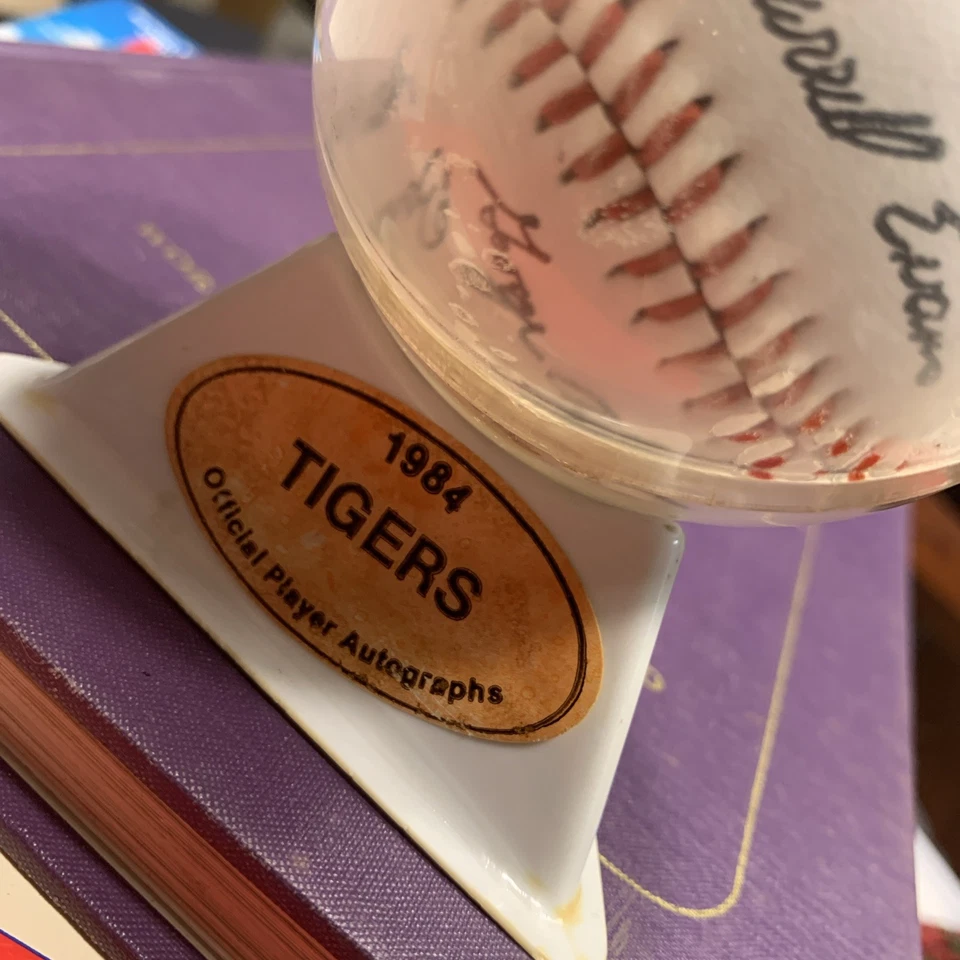 VINTAGE 1984 DETROIT TIGERS WORLD CHAMPIONS FACSIMILE SIGNED BASEBALL(26 SIGNED) - Image 3 of 4