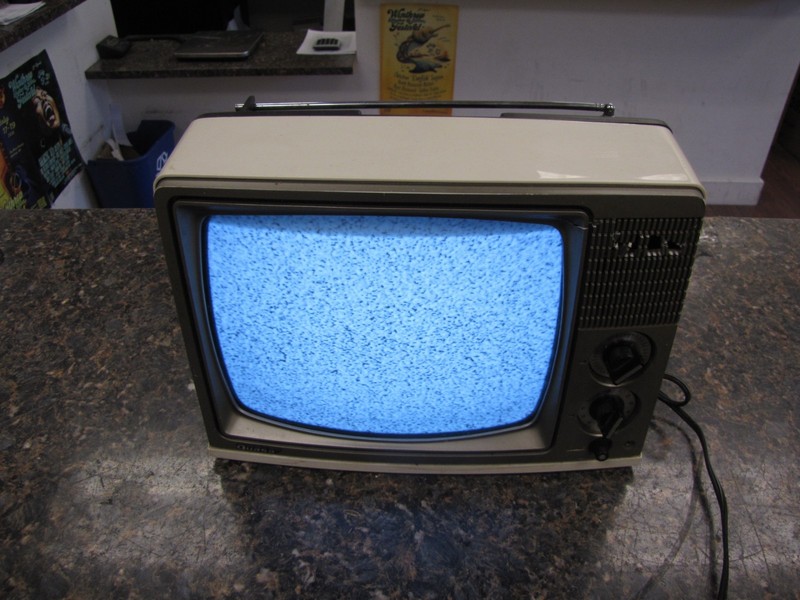 Vintage 1983 Quasar Model: AP3230WH Solid State TV - Turns on!