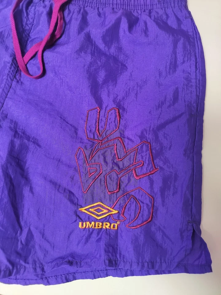 Pantalones Cortos de Fútbol UMBRO Vintage Años 90 Bordado Logo Nylon Púrpura Talla Juvenil Grande Foto 2 de 4