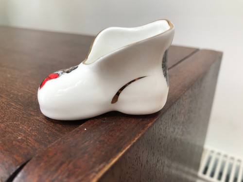 SAMMLERSTÜCK GOSS STIL WALISISCHE DAMEN SPIELEN HARFENSTIEFELSCHUH, KNOCHENPORZELLAN - Bild 4 von 7