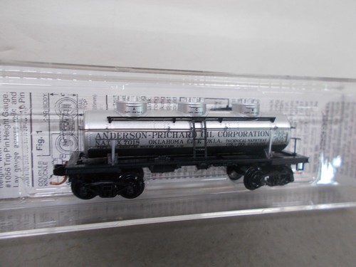 MICRO-TRAINS-#06600020-NORTH AMERICAN CAR CORP-TANK CAR #7018~ N-SCALE - Picture 2 of 4
