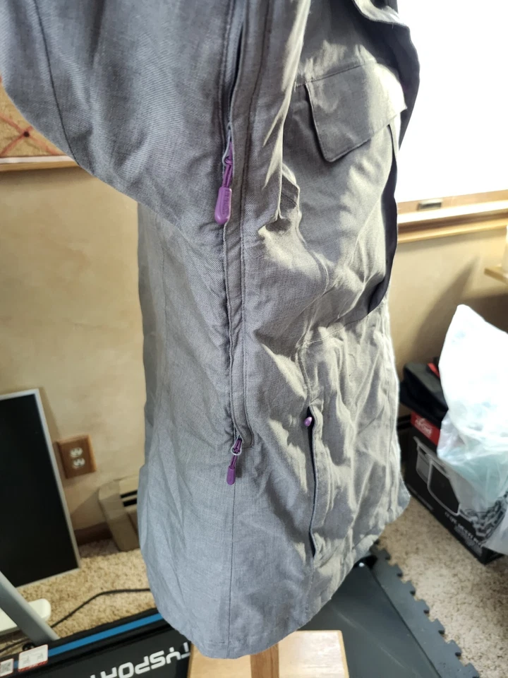 Parka LL Bean Misses #297803 gris y púrpura, bolsillos con cremallera, capucha desmontable Foto 4 de 4