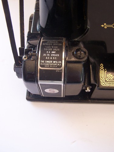 1948 SINGER 221-1 FEATHERWEIGHT SEWING MACHINE W/ CASE, INSTRUCTIONS & EXTRAS - Picture 15 of 23