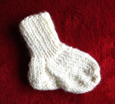 4 Paar Puppensöckchen, handgestrickt, für 33 cm große Puppen, vier Farben