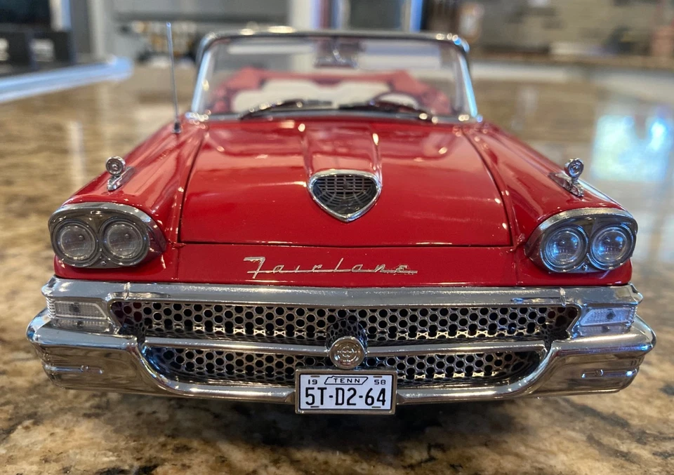 Sunstar 1958 福特 Fairlane 500 开放式可转换 1/18 压铸火炬红色/黑色 #5264 — 第 3/4 张图片