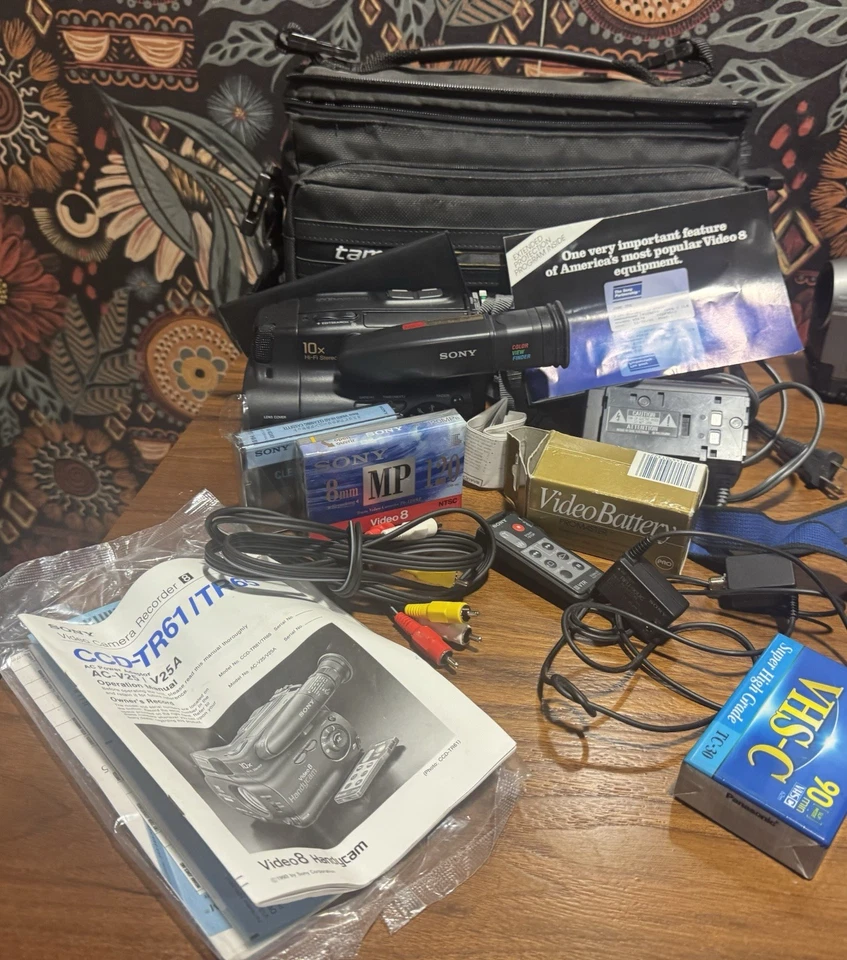 4 Sony Handycams CCD-TR65C, CCD-TRV138, CCD-TRV82, CCD-TR940 - Image 2 of 4