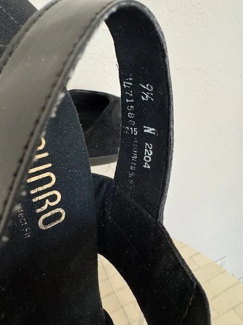 MUNRO BLACK STRAPY SANDALS IN A SIZE 9 1/2 NARROW, EXCELLENT CONDITION - Image 2 of 4