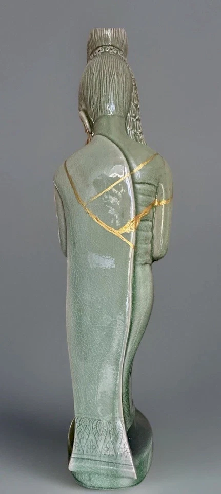 Celadon “Anjali Mudra” Buda/Guanyin 36” Estatua con Restauración de Arte Kintsugi Foto 2 de 4