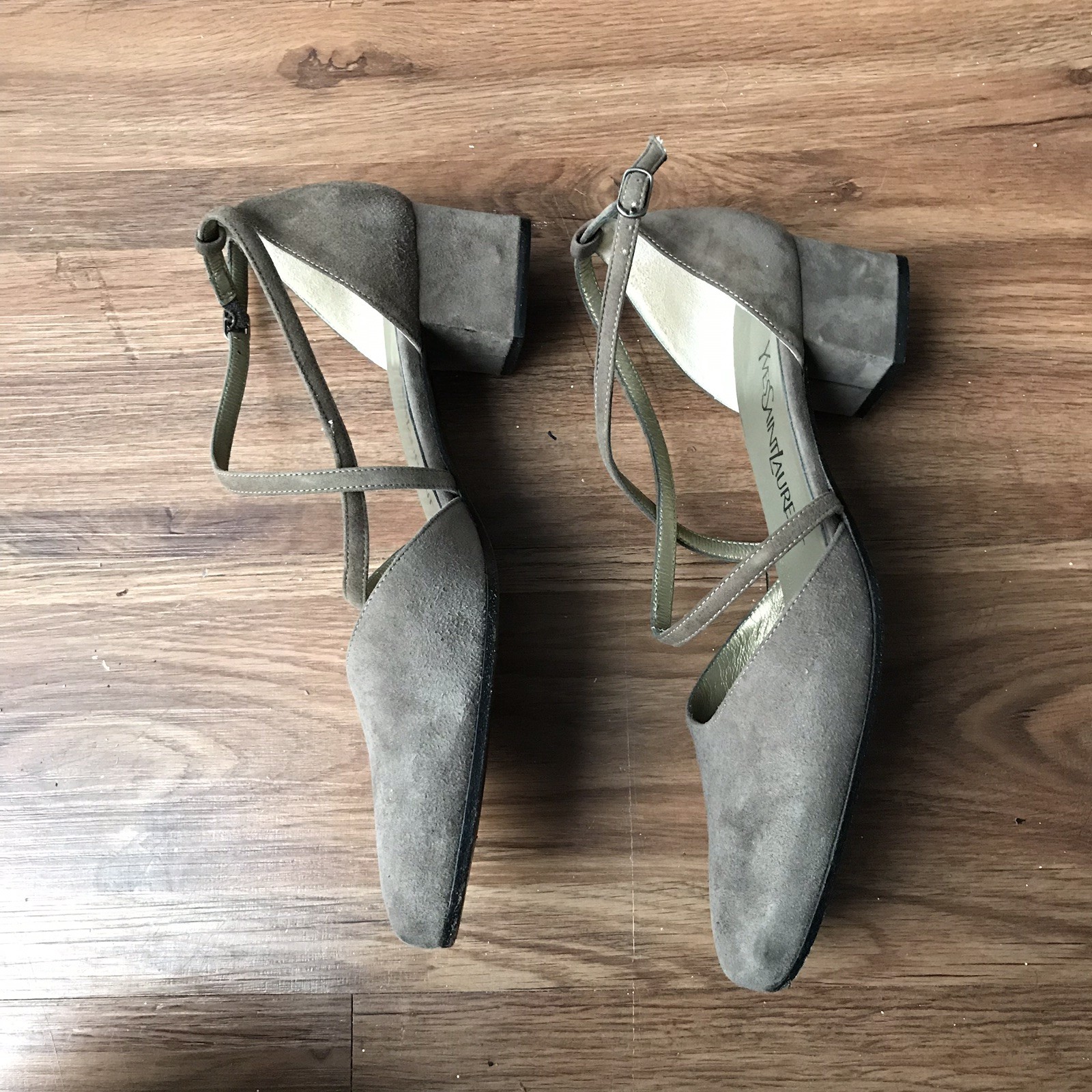 Décolleté Yves Saint Laurent 7 M pelle scamosciata talpa cinghie incrociate tacco basso Italia YSL