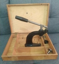 Relojero Herramienta Reloj Prensa Caja Trasera Cierre Hecho en Suiza Antiguo/De Colección Raro