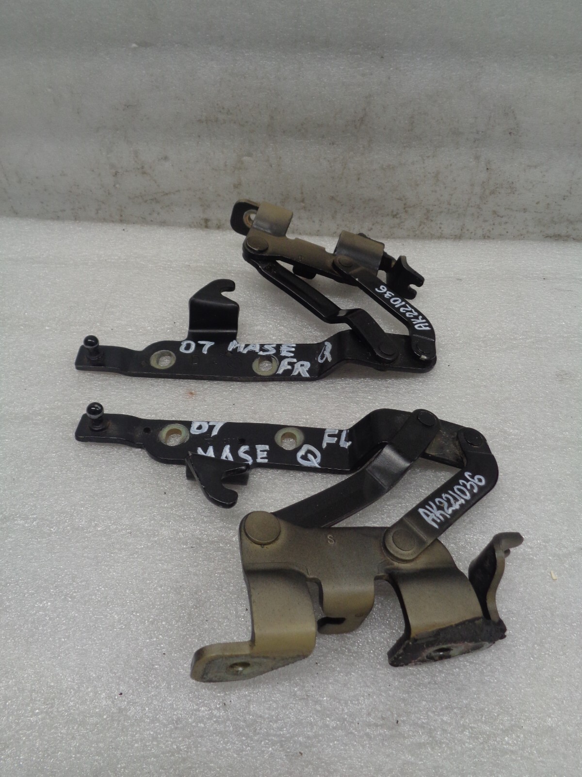 2005-2008 Maserati Quattroporte Front Left Right Hood Hinge Set OEM AK221036