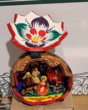  Presepe Tipico  fatto con una zucca seccata, svuotata e intagliata a mano....