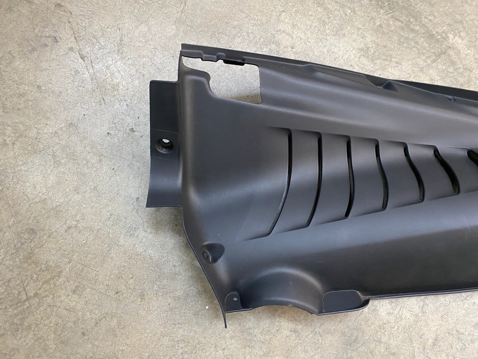 GENUINE FERRARI 488 GTB PASSENGER REAR ENGINE BAY COVER PANEL TRIM VENT 86258400