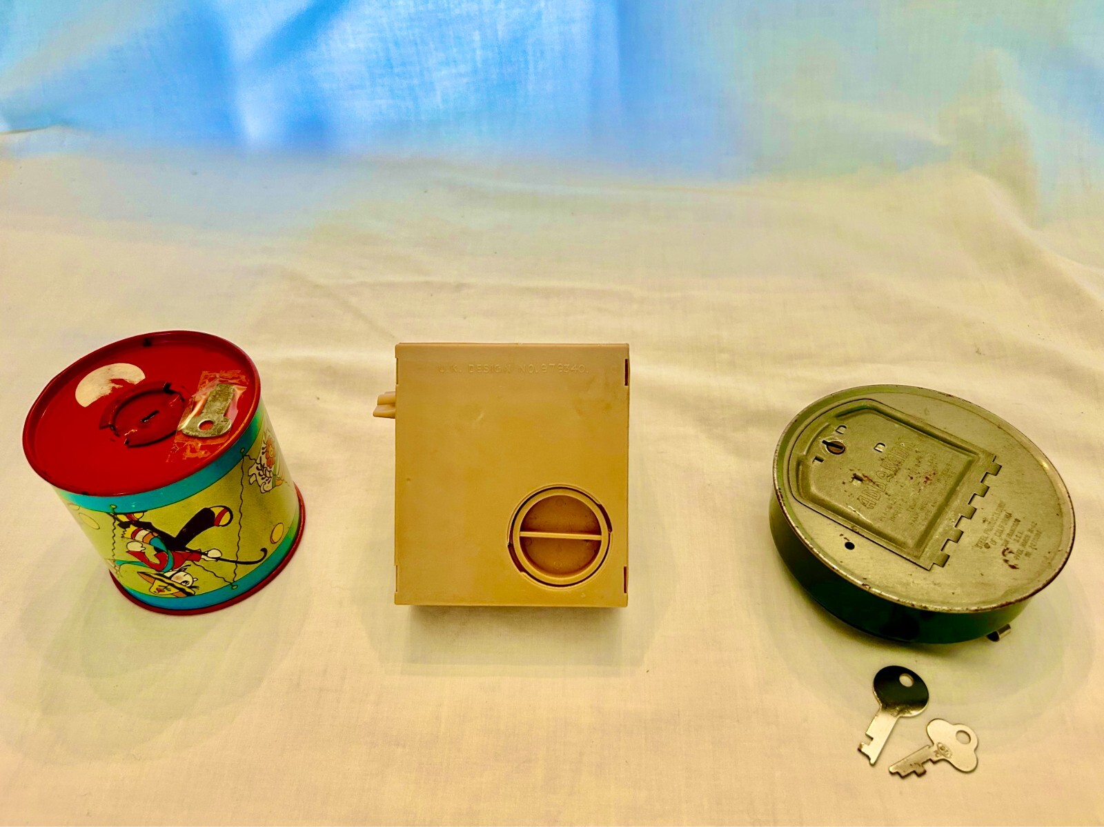 как выглядит 3 Vintage Banks-Wind Up Hand Snatching Cash Register; an Add-O-Bank Drum Style фото