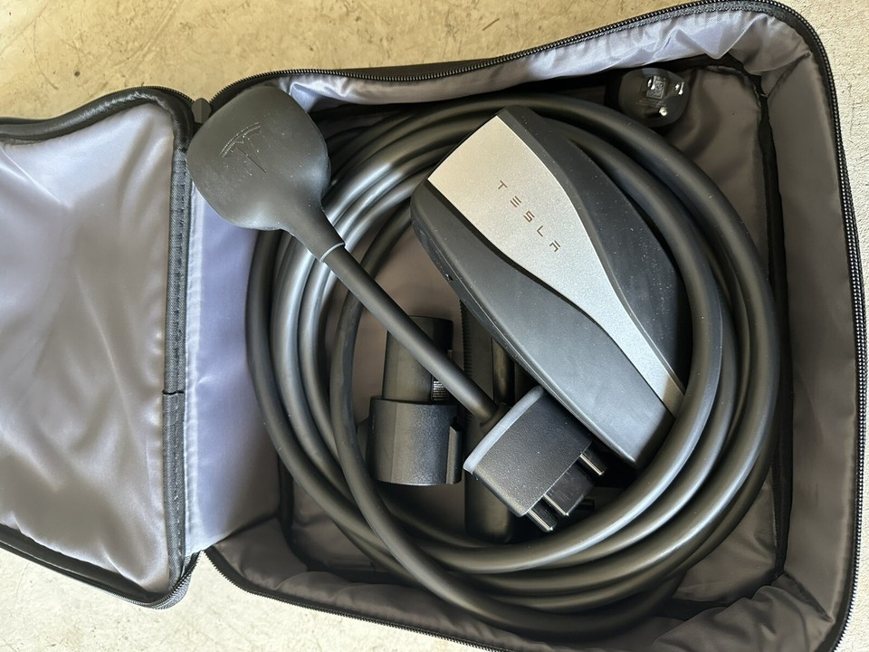 Tesla Gen 2 Universal Mobile Connector Charger With 110v and 220v Plugs