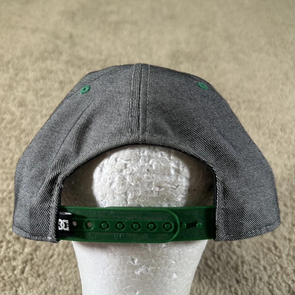 Gorra DC Hat Snap Back Gris Verde Bordada Flexfit 110 Talla Única Patín Para Hombres Foto 3 de 4