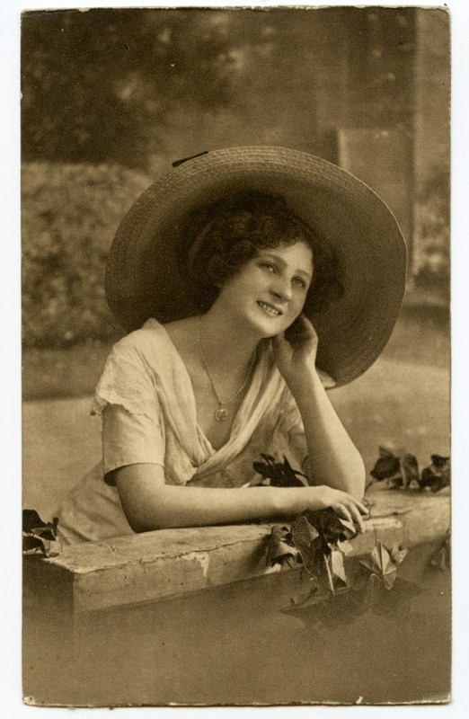 1910s Glamour Glamor Lovely LADY w/ LARGE STRAW HAT photo postcard