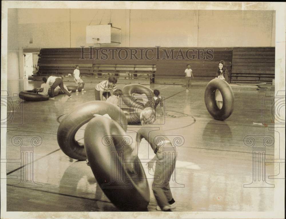 1972 Press Photo Second Ward School students playing at the gym