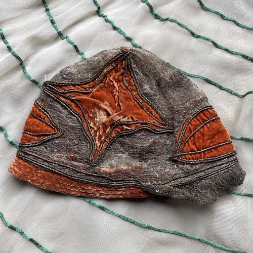 Antiguo tocado de terciopelo de seda naranja y encaje lamé dorado de los años 20 Cloche vintage - Imagen 17 de 24