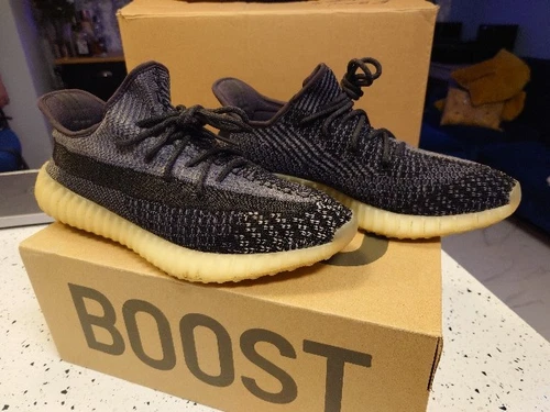 Yeezy boost 350 v2 Carbon Uk11.5 si adatta come UK 10 ottime condizioni pre Adidas