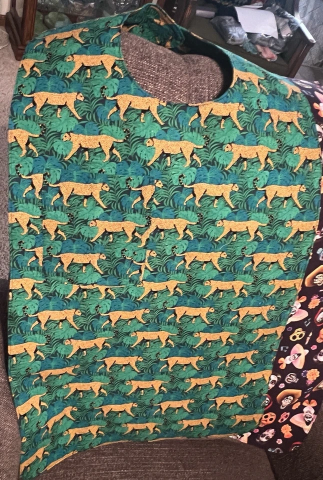 Camisa Leopardo Escudo Capa Coche (Babero Adulto). Nuevo reversible. Cualquier edad, hogar, coche. Foto 2 de 4