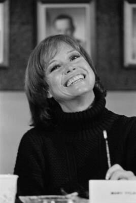 American Actress Mary Tyler Moore At A Press Conference 1975 OLD PHOTO 2