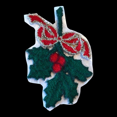 VTG Punch Needle Embroidery Christmas Mistletoe Holly  Leaves Applique Patch 6"