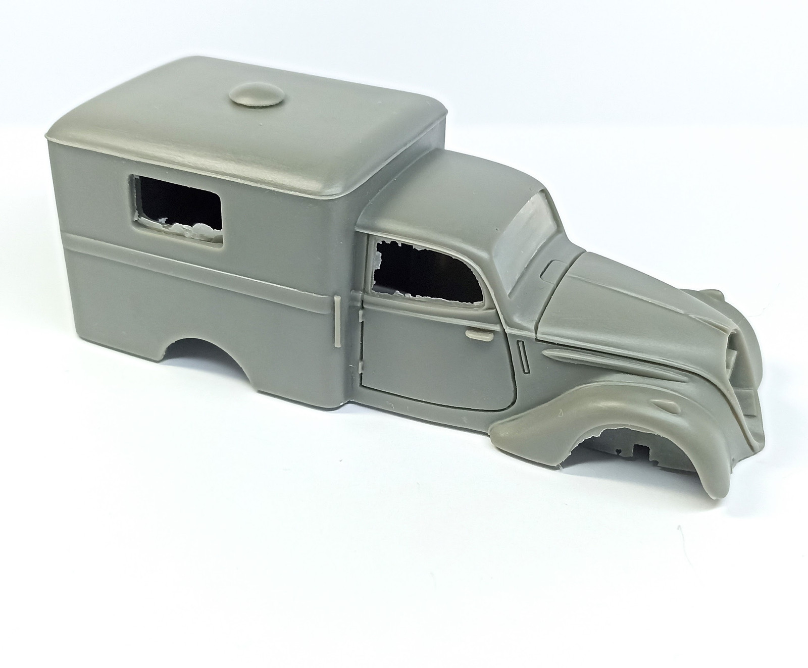 Kit résine Peugeot 202 à restaurer au 1/43 pour projet de diorama historique