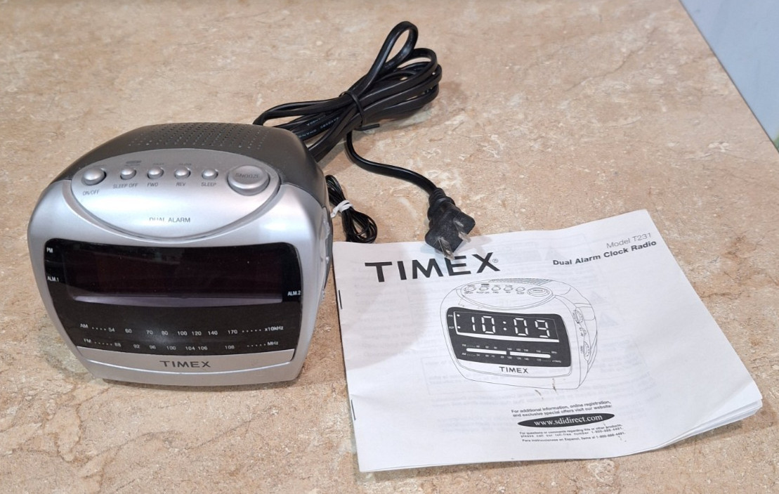 Timex Dual Alarm Clock Radio T 231 T 231 G Silver Gray AM FM Snooze AC & Battery image