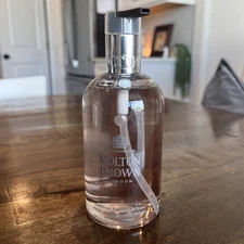 Molton Brown London Unisex 10oz Delicious Rhubarb & Rose Fine Liquid Hand Wash