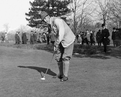 649366 Amateur Golfer Walter Travis Golf Putting Wall Print Poster