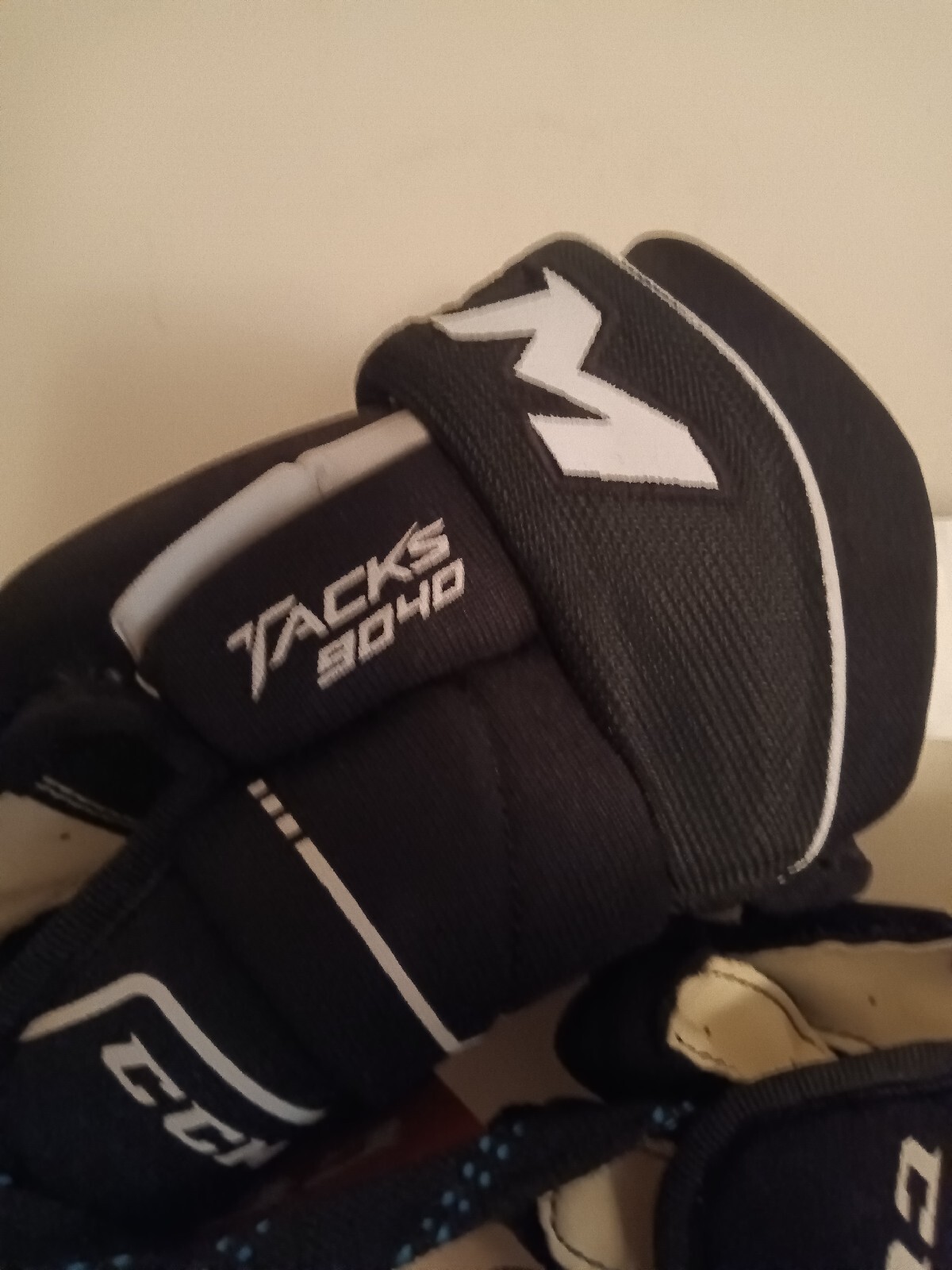 CCM Tacks 9040 Ice Hockey gloves.... NEW WITH TAGS.... FREE SHIPPING eBay