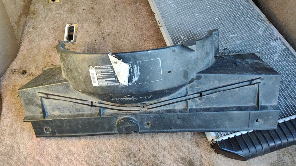 Cubierta del ventilador de refrigeración del radiador Chevy Suburban 1993-1994 OEM carcasa de plástico 5,7 l Foto 4 de 4