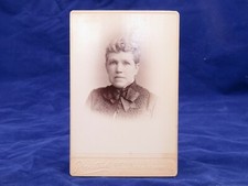 Rockstead Cabinet Card Foto Rockford IL Lady Abito Fantasia Nastro Fiocco