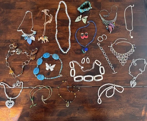 Lot Of Vintage Costume Jewelry Necklace Bracelet Earrings