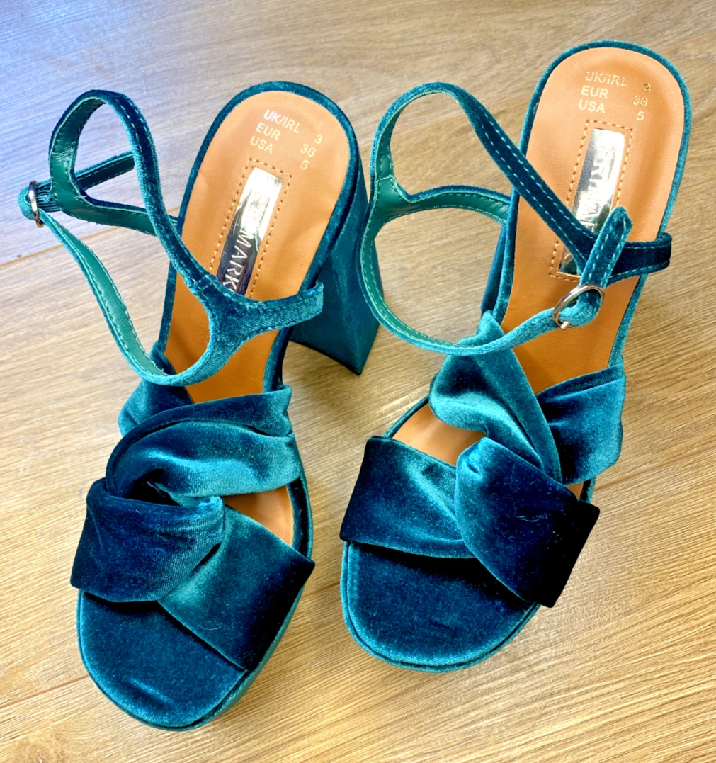 Green velvet platform sandals 2025