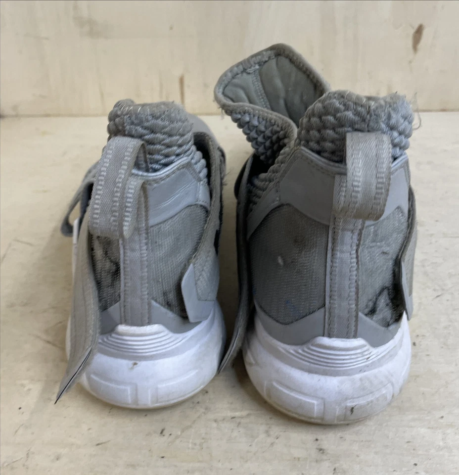 Zapatos deportivos para hombre Nike LeBron Soldier 12 gris lobo talla 12 estilo: T3872-003 Foto 3 de 4