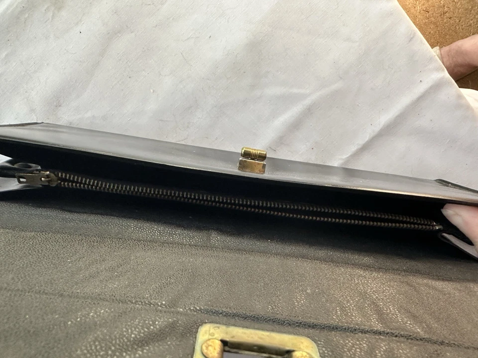 Bolso de mano vintage negro con cierre dorado Foto 3 de 4