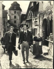 1963 Press Photo Karl Boehm & Laurence Harvey in MGM Grimm Brothers Movie