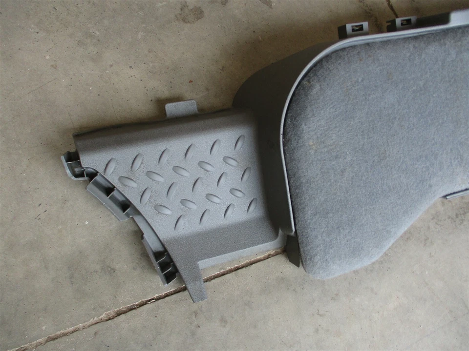 Серый входной подножка сиденья среднего ряда отделка панель хранения 2006 Jeep Commander - Изображение 2 из 4