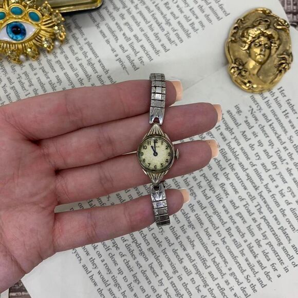 Vintage 10k Gold Plated Silver Tone 1966 Bulova Women's Vintage 10k Gold Plated Silver Tone 1966 Bulova Women's