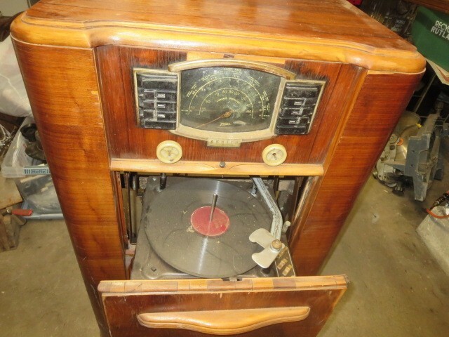 Vintage 1939 Art Deco Zenith 7S682 AM/Shrtwave Console Radio