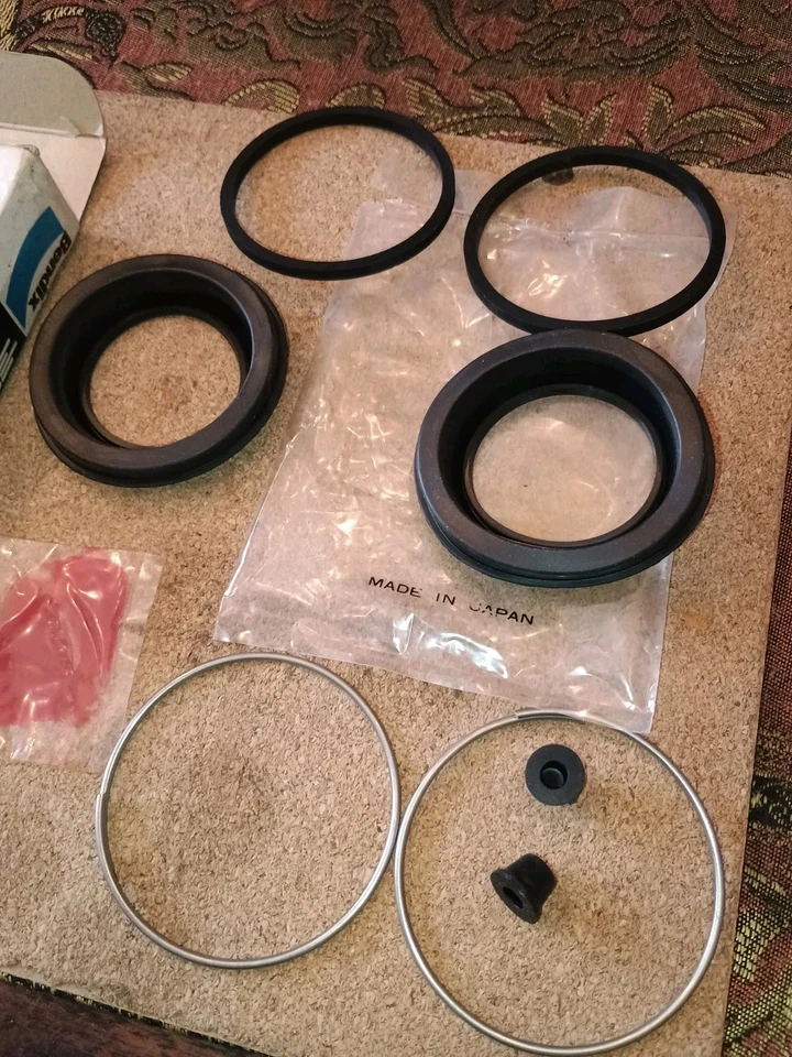 NEW BRAKE CALIPER REPAIR KIT - FITS: TOYOTA MK2 - MK1 / W10 / AW11 (1984-90) - Image 2 of 2