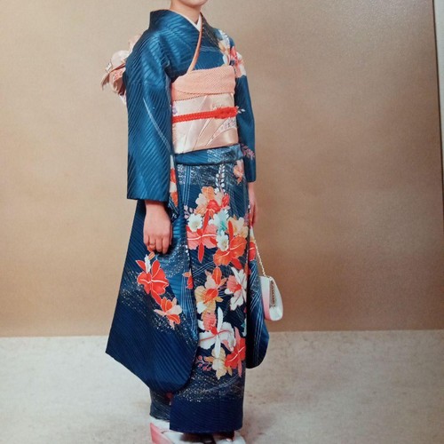 Furisode Kimono mit elegantem Design, helle Farbe, Top Zustand