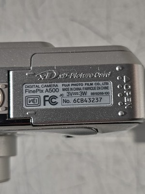 Fujifilm FinePix 5.1メガピクセル A500 Fujifilm FinePix A Series A500 5.1MP Digital Camera - Silver for