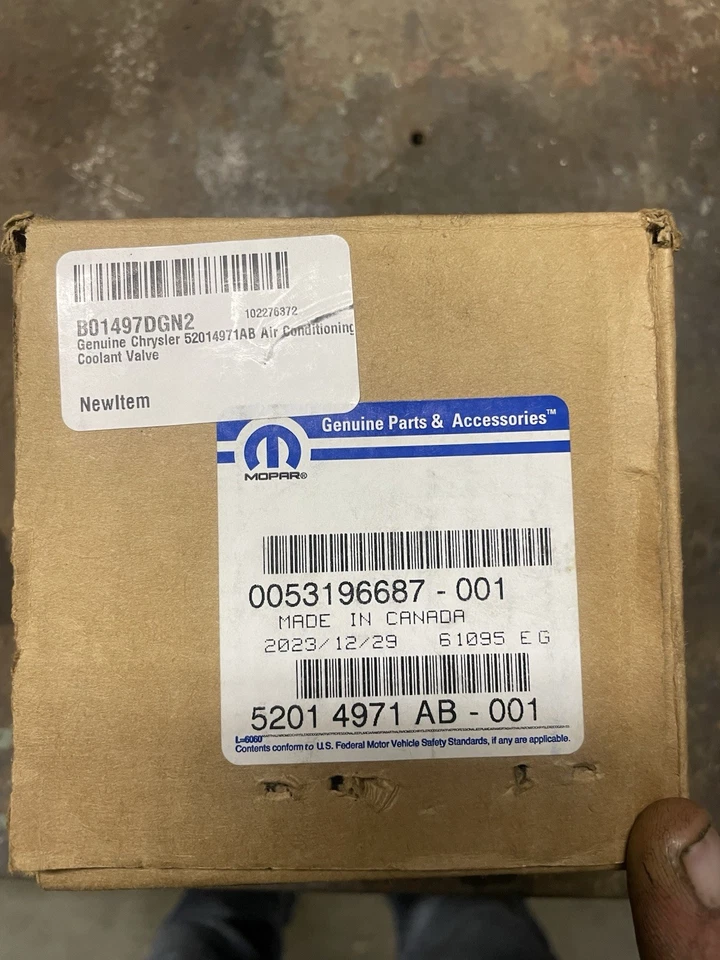 Ram 1500 2014-2019 válvula de refrigerante de 3 vías OEM# 52014971AB Foto 2 de 3