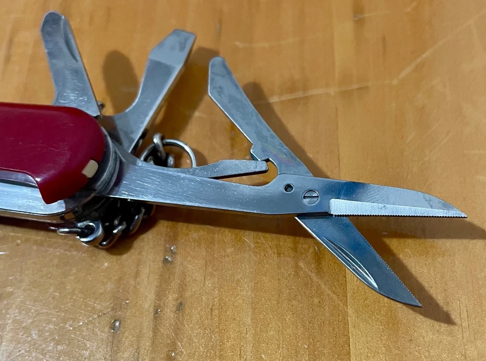 Cuchillo militar suizo Wenger dentado aventurero/viajero 85 mm hoja de bloqueo multiherramienta Foto 3 de 4