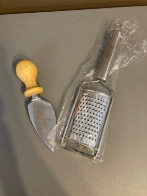 1 x Käsemesser mit Holzgriff Dziugas Hartkäse,  1 x Käsehobel, Käsereibe NEU